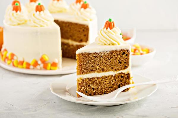 gros plan coupe carrée de gâteau aux carottes sucré et solf fait maison sur  une plaque blanche avec une cuillère en bois sur la table. boulangerie  délicieuse et saine. 6035872 Photo de