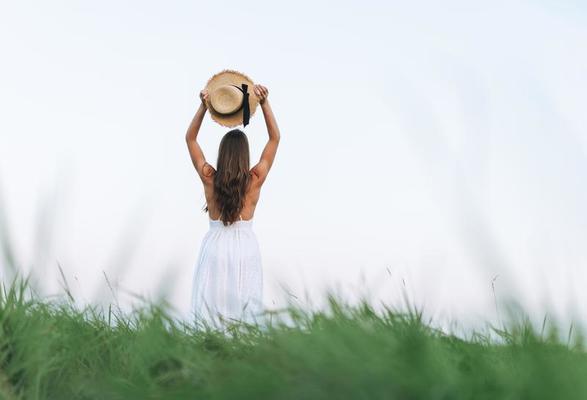 Femme En Robe Beige À Pois Aux Cheveux Bouclés, Chapeau De Paille Debout  Sur Un Champ Récolté Avec Des Bottes De Paille. Fond D'agriculture Avec  Espace De Copie Banque D'Images et Photos