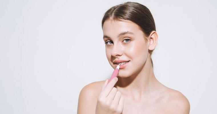 portrait d'une jeune femme appliquant un maquillage liquide sur son visage.  isolé sur fond blanc 16689388 Photo de stock chez Vecteezy