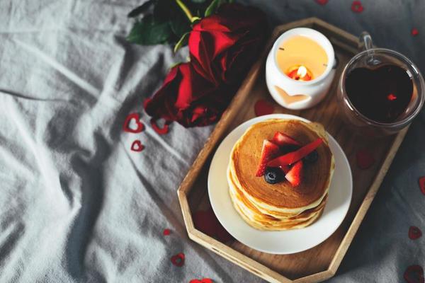 Crêpes en forme de coeur de petit déjeuner avec sauce au chocolat dans  plaque de céramique grise, tasse de café sur fond de béton gris. Paramètre  de table pour Valenti Photo Stock 