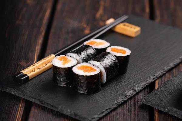 rouleaux de maki sushi au saumon fumé - menu sushi. concept de