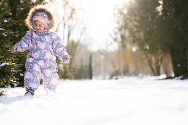 retour de bébé fille porter enfant combinaison de ski sur une ensoleillé  glacial hiver journée. 19772071 Photo de stock chez Vecteezy