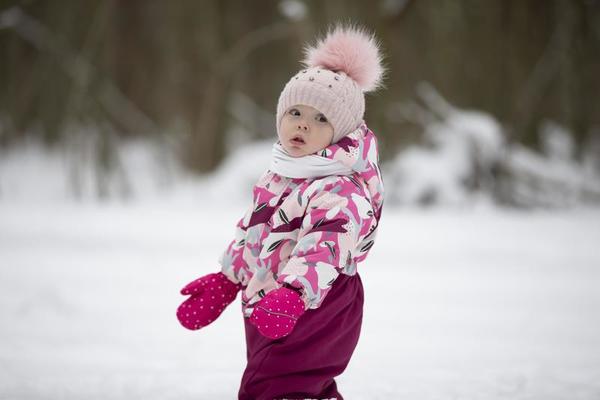 La Petite Fille Dans Des Vêtements D'hiver Joue Dans La Neige Avec Son Hiver  Image stock - Image du femelle, enfant: 67518013