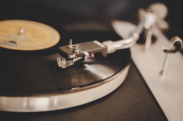 tourne-disque avec vinyle vintage 1990899 Photo de stock chez Vecteezy