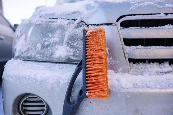 voiture brosse-grattoir pour nettoyage le voiture de neige et la glace  21032859 Photo de stock chez Vecteezy