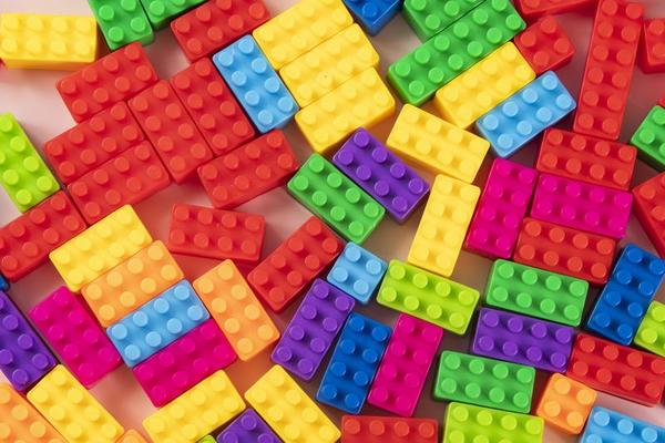 motifs de blocs de construction en plastique colorés isolés. jouet pour  enfants 21138196 Photo de stock chez Vecteezy