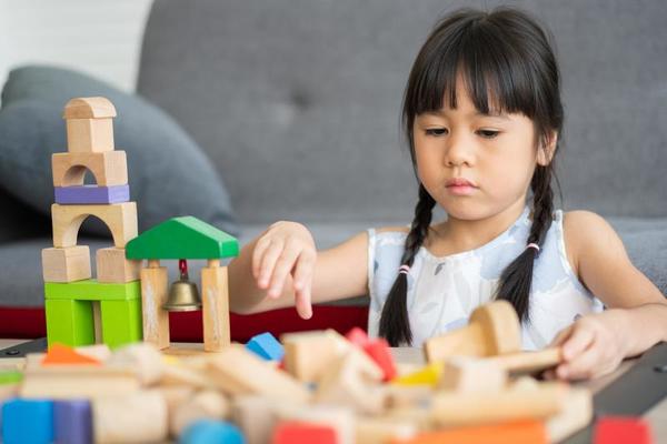 Bébé Garçon Jouant Des Jouets Colorés à La Maison Ou à La Crèche Jouets  éducatifs Pour Enfants D'âge Préscolaire