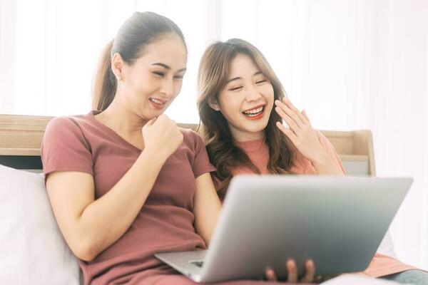 Jeune adulte sud-est asiatique couple se détendre mode de vie en jouant  jenga planche Jeu à Accueil 23993762 Photo de stock chez Vecteezy