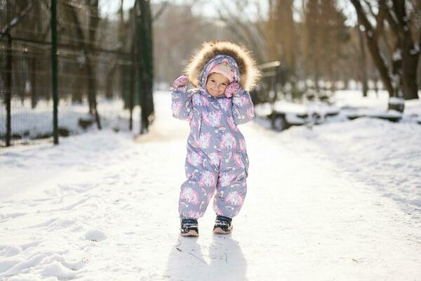 bébé fille porter enfant combinaison de ski sur une ensoleillé glacial hiver  journée. 19772119 Photo de stock chez Vecteezy