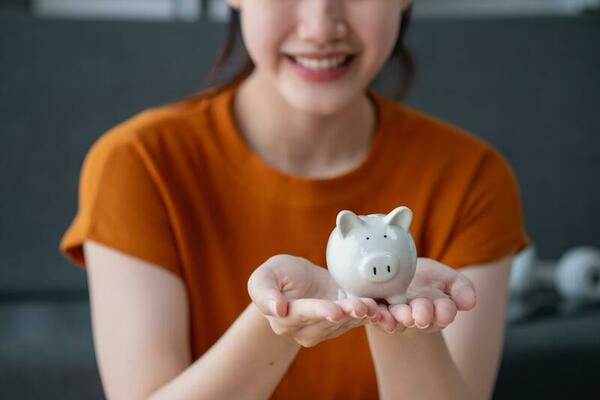 Jeune asiatique femme économie pour retraite économie argent par une porcin  banque et prise Remarques sur carnet de notes, des économies concept.  24940124 Photo de stock chez Vecteezy