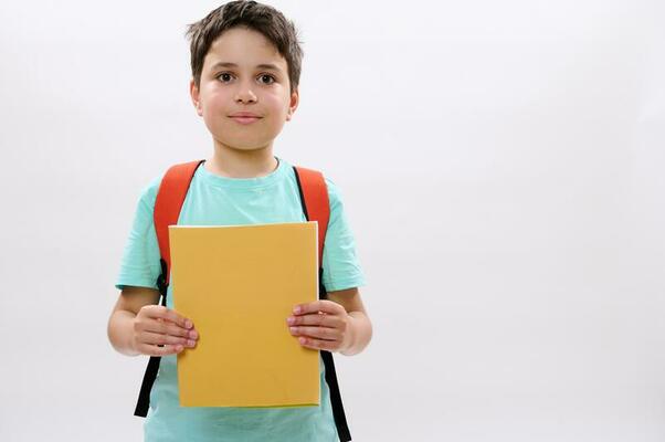 sur de soi caucasien adolescent garçon, content Beau école enfant avec sac  à dos, en portant cahiers d'exercices, souriant à la recherche à caméra  25911868 Photo de stock chez Vecteezy