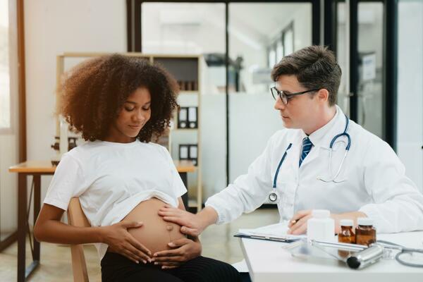 La Jeune Femme Médecin Utilisé Un Stéthoscope Pour La Grossesse À L'écoute  Du Rythme Cardiaque Du Bébé Dans Le Ventre, Enceinte Concept Médical Banque  D'Images et Photos Libres De Droits. Image 97999935