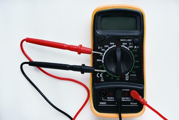 photo d'une pince multimètre numérique jaune utilisée pour mesurer le  courant électrique, la tension et la résistance 10191140 Photo de stock  chez Vecteezy