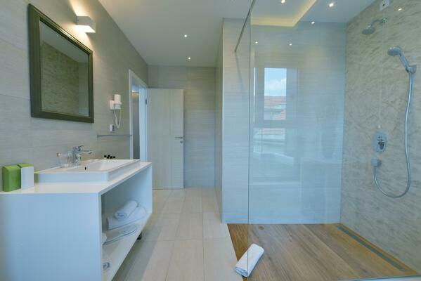 intérieur de salle de douche moderne avec lavabo et miroir 4924107