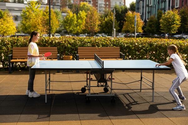 Jeu Des Enfants De 8 Ans Sur Les Équipements De Sport Banque D'Images et  Photos Libres De Droits. Image 30381345