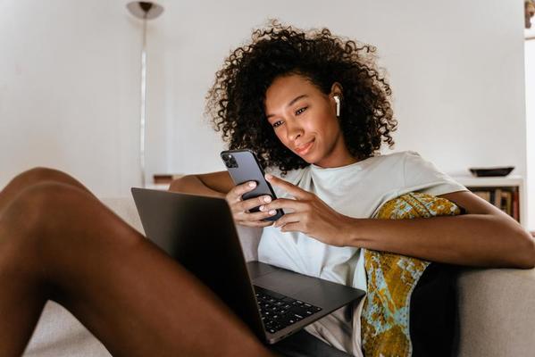 Jeune Femme Utilisant Un Téléphone Portable Avec Les Pieds