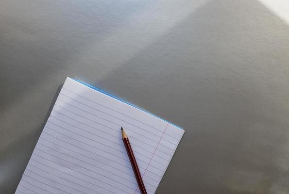 cahier d'école ouvert avec un stylo sur un bureau gris avec des rayons de  soleil depuis la fenêtre. une feuille de cahier vierge pour l'écriture.  concept d'éducation. espace de copie. vue d'en-haut. mise à plat 4537733  Photo de stock chez Vecteezy