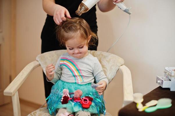 maman avec bébé fille faisant la routine quotidienne ensemble. la mère  brosse et sèche les cheveux de l'enfant après la douche. 8368029 Photo de  stock chez Vecteezy