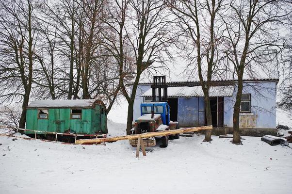 vieux tracteur soviétique rouillé couvert de neige. 6633967 Photo de stock  chez Vecteezy