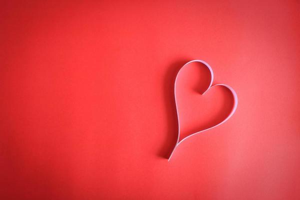 papier coeur sur fond de papier d'art rouge saint valentin saint valentin -  photo 8091785 Photo de stock chez Vecteezy