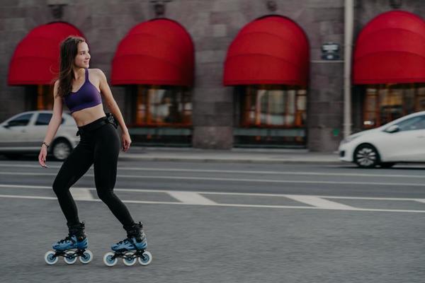 Portrait Sans Visage D'une Femme Lacer Des Patins à Roulettes En