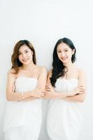 lgbtq, concept lgbt, homosexualité, portrait de deux femmes asiatiques posant heureuses ensemble et montrant de l'amour l'une pour l'autre en prenant une douche photo