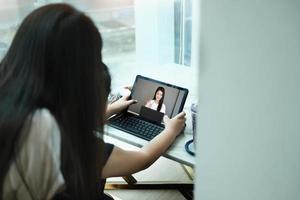 l'apprentissage en ligne, l'éducation en ligne et la distanciation sociale sur Internet protègent du concept de virus covid-19. vidéoconférence d'étudiants pour enfants asiatiques apprentissage en ligne avec enseignant sur tablette à la maison. photo