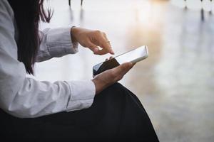 les femmes utilisent des téléphones portables pendant leur temps libre pour jouer sur les réseaux sociaux ou faire des achats en ligne. photo