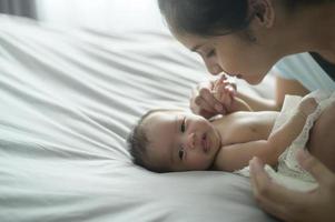 jeune mère avec un joli bébé nouveau-né. photo