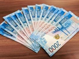 nouvelle conception de l'argent russe. Billets de deux mille roubles sur la table en bois photo