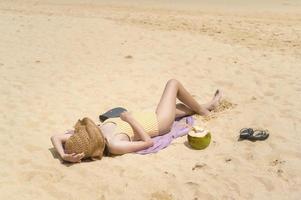 belle jeune femme en bikini profitant et se relaxant sur la plage, l'été, les vacances, les vacances, le concept de modes de vie. photo