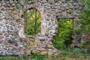 surface d'un vieux mur d'énormes pierres d'un bâtiment détruit photo