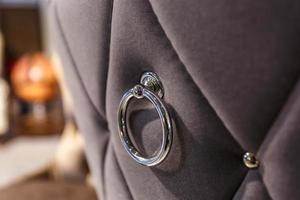 anneau en métal à l'arrière d'une chaise en tissu gris foncé de style chester pour l'intérieur loft élite photo
