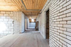 intérieur vide dans la maison sans réparation avec des murs en briques de silicate blanc photo