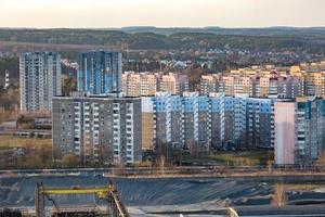 vue panoramique sur le nouveau quartier des immeubles de grande hauteur développement urbain quartier résidentiel le soir depuis une vue à vol d'oiseau photo