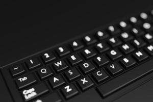 clavier d'ordinateur sur fond noir. rendu 3d de l'équipement de streaming et du concept d'espace de travail des joueurs photo