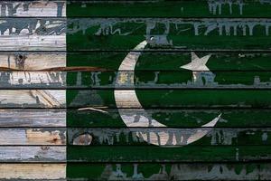 le drapeau national du pakistan est peint sur des planches inégales. symbole du pays. photo