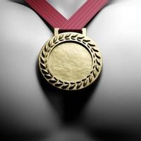 médaille d'or, prix du gagnant suspendu avec un ruban rouge sur la poitrine de l'athlète. trophée d'or dans le sport pour le rendu 3d du champion de la première place photo