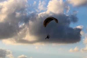 parapente dans le ciel au-dessus de la mer méditerranée. photo