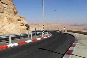 autoroute dans les montagnes d'eilat dans le sud du néguev, sud d'israël. photo