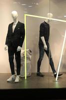 un mannequin se dresse sur une vitrine dans un grand magasin. photo