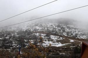 le mont hermon est la plus haute montagne d'israël et le seul endroit où les sports d'hiver peuvent être pratiqués. photo