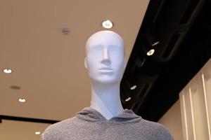 un mannequin se dresse sur une vitrine dans un magasin. photo