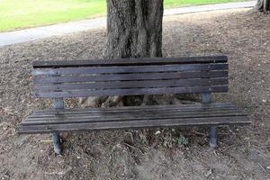 Banc dans un parc de la ville sur la côte méditerranéenne photo