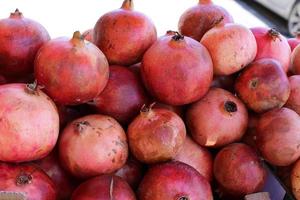 des légumes et des fruits sont vendus dans un bazar en israël. photo