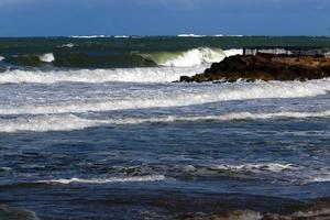 brise-lames sur la plage de la ville pour se protéger des vagues de la haute mer. photo