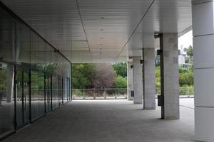 un couloir étroit et long à l'étage inférieur du bâtiment. photo