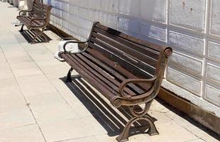 banc de repos dans le parc de la ville au bord de la mer. photo