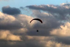 parapente dans le ciel au-dessus de la mer méditerranée. photo