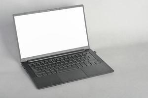 ordinateur portable avec écran blanc sur fond gris, modèle de maquette, espace de copie pour photo ou publicité